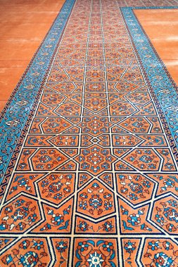 Halı deseni. Sehzade Camii Camii 'nin zemininde antik halı var. Türkiye 'nin simgeleri. Turistik bir yer. Hindi. İstanbul. 25 Eylül 2021