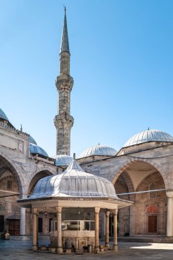 Sehzade Camii Camii. Shehzade Camii camii çeşmesi olan bir avlu. Türkiye 'nin simgeleri. Turistik bir yer. Hindi. İstanbul. 25 Eylül 2021