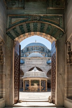 Sehzade Camii Camii. Sehzade Camii Camii 'nin kapısı. Türkiye 'nin simgeleri. Turistik bir yer. Hindi. İstanbul. 25 Eylül 2021