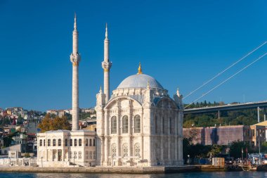 Ortakoy Camii. İstanbul 'daki Boğaziçi Köprüsü' nün yakınındaki Ortakoy Camii 'ne yakın çekim. İstanbul. Hindi. 09.25.2021.