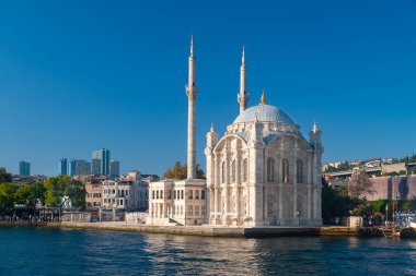 Ortakoy Camii. İstanbul 'da Boğaziçi Köprüsü' ndeki Ortakoy Camii 'nde. İstanbul. Hindi. 09.25.2021.