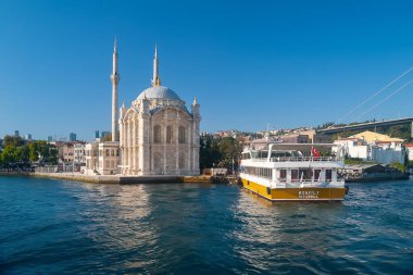 Ortakoy Camii. İstanbul 'daki Boğaziçi' ndeki Ortakoy Camii 'nde tekne. İstanbul. Hindi. 09.25.2021.
