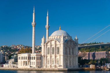Ortakoy Camii. İstanbul Boğazı 'ndaki Ortakoy Camii. İstanbul. Hindi. 09.25.2021.