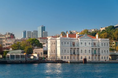 Boğaz boğazı. İstanbul 'daki Boğaz' daki antik saray. İstanbul. Hindi. 09.25.2021.