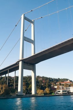 Boğaz 'ın üzerindeki köprü. İstanbul 'daki Boğaz üzerindeki köprüye yakın çekim. İstanbul. Hindi. 09.25.2021.