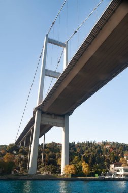 Boğaz 'ın üzerindeki köprü. İstanbul 'da köprünün altından İstanbul Boğazı' na bak. İstanbul. Hindi. 09.25.2021.
