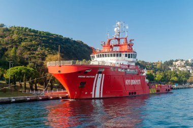Kurtarma gemisi. İstanbul Boğazı 'ndaki rıhtımda kurtarma gemisi. İstanbul. Hindi. 09.25.2021.