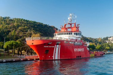 İskelede kurtarma gemisi. İstanbul Boğazı 'ndaki rıhtımda kurtarma gemisi. İstanbul. Hindi. 09.25.2021.