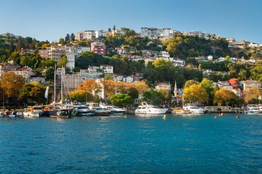 Boğaz 'da tekneler. İstanbul 'daki Boğaz kıyısında tekneler. Turistik yerler. İstanbul. Hindi. 09.25.2021.