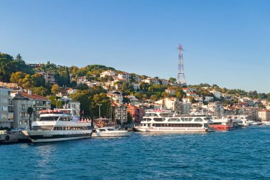 Boğaz 'da gemiler ve gemiler. İstanbul 'daki Boğaz' da şehir kıyısı yakınlarındaki tekne ve gemiler. Turistik yerler. İstanbul. Hindi. 09.25.2021.