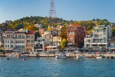Boğaz 'da tekneler. İstanbul Boğazı 'ndaki rıhtımda tekneler. Turistik yerler. İstanbul. Hindi. 09.25.2021.
