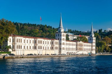 Boğaz 'da antik bir saray. İstanbul 'da İstanbul Boğazı' nın Asya tarafında bir saray. Turistik yerler. İstanbul. Hindi. 09.25.2021.
