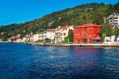 Boğaz 'daki villalar. İstanbul 'da İstanbul Boğazı' nın Asya yakasındaki dağların altındaki evler ve villalar. Turistik yerler. İstanbul. Hindi. 09.25.2021.