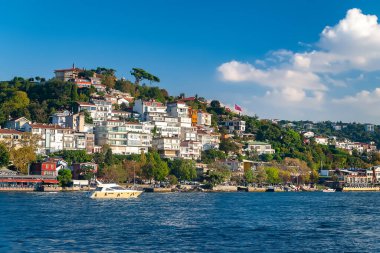 Boğaz 'da bir tekne. İstanbul Boğazı 'ndaki sahil villalarının yanından geçen bir eğlence gemisi. Turistik yerler. İstanbul. Hindi. 09.25.2021.