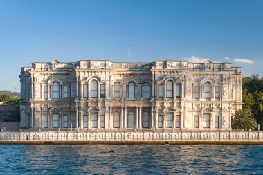 Boğaz 'da antik bir saray. İstanbul 'da İstanbul Boğazı' nın Asya yakasının kenar kesimindeki saray. Turistik yerler. İstanbul. Hindi. 09.25.2021.