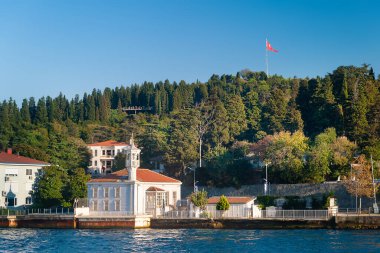 Boğaz 'ın mimarisi hakkında. İstanbul 'da İstanbul Boğazı' nın Asya tarafında antik mimari. Turistik yerler. İstanbul. Hindi. 09.25.2021.