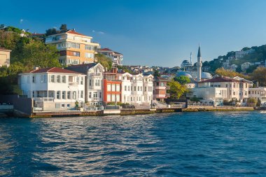 Boğaz 'daki villalar ve evler. İstanbul 'da İstanbul Boğazı' nın dağlık Asya yakasındaki villalar ve evler. Turistik yerler. İstanbul. Hindi. 09.25.2021.