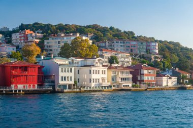 Boğaz 'daki evler. İstanbul 'da İstanbul Boğazı' nın dağlık Asya yakasındaki villalar ve evler. Turistik yerler. İstanbul. Hindi. 09.25.2021.