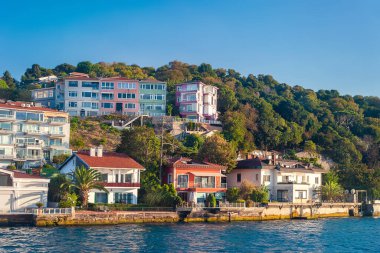 Boğaz 'ın mimarisi hakkında. İstanbul 'da İstanbul Boğazı' nın dağlık Asya yakasındaki villalar ve evler. Turistik yerler. İstanbul. Hindi. 09.25.2021.