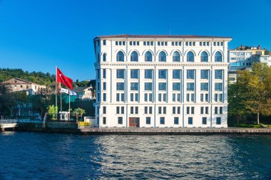 Boğaz 'daki saray. İstanbul 'da İstanbul Boğazı' nın Asya yakasının kenar kesimindeki saray. Turistik yerler. İstanbul. Hindi. 09.25.2021.