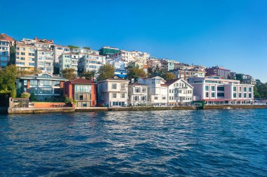 Boğaz 'ın mimarisi hakkında. İstanbul 'da İstanbul Boğazı' nın Asya yakasındaki villalar ve evler. Turistik yerler. İstanbul. Hindi. 09.25.2021.