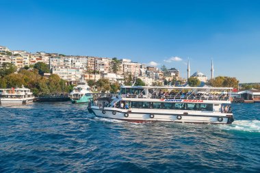 İstanbul 'da turist gemileri. İstanbul 'daki İstanbul Boğazı' nın kenar mahallelerindeki turist tekneleri. Turistik yerler. İstanbul. Hindi. 09.25.2021.