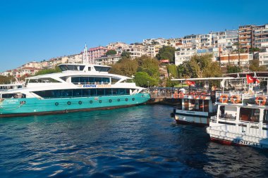 İstanbul 'da turist gemileri. İstanbul 'daki Boğaz' ın kenar mahallesindeki eğlence gemileri. Turistik yerler. İstanbul. Hindi. 09.25.2021.