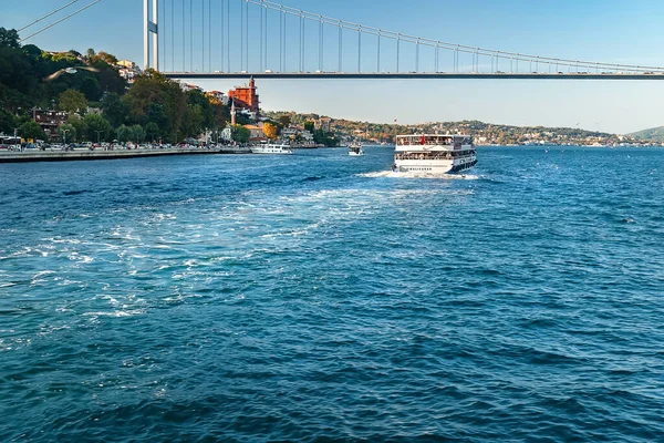 Boğaz 'da bir gemi. İstanbul 'da Boğaziçi Köprüsü' nün altındaki turist gemisi. Turistik yerler. İstanbul. Hindi. 09.25.2021.