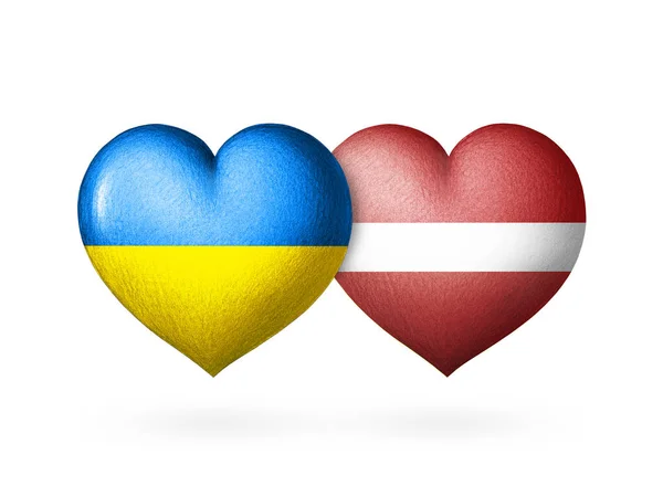 2つの旗の心 ウクライナとラトビアの国旗 白い背景に隔離された旗の色の2つの心 ヘルプの概念 — ストック写真