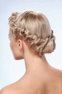 Genç bir kadının geçmişe bakış açısı. Çıplak, genç, sarışın bir kadının portresi. Sarı kıvırcık saçlı. Şık bir saç stili. Hafif bir arkaplanda izole edilmiş