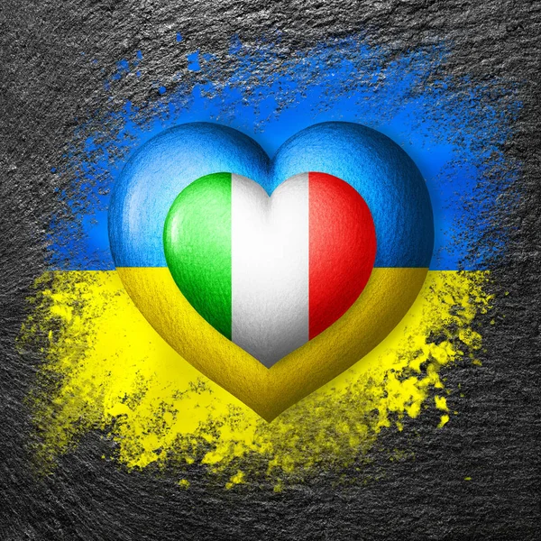 ウクライナとイタリアの国旗 旗の色の2つの心は石に描かれています 協力及び各国の支援の概念 — ストック写真