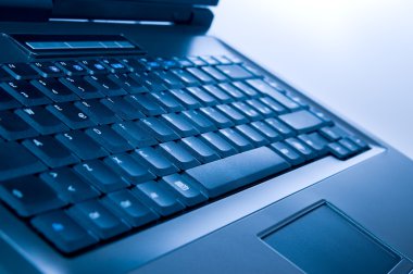 Mavi laptop detay