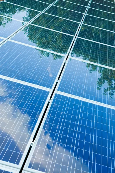 Pannelli solari con riflessione verde — Foto Stock