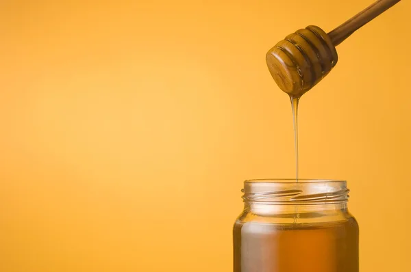 Barattolo di miele e paletta — Foto Stock