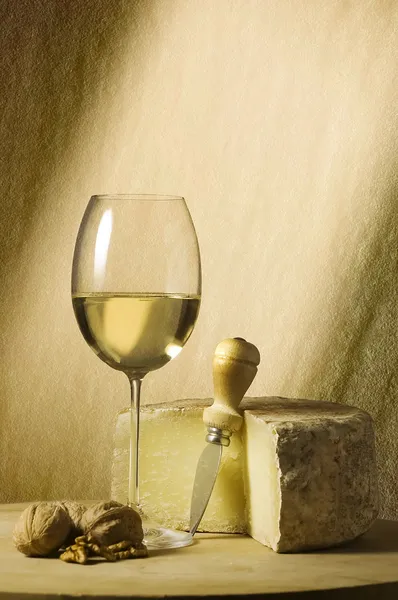 Copo de vinho branco e queijo — Fotografia de Stock