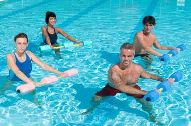 Yüzme havuzunda egzersiz fitness