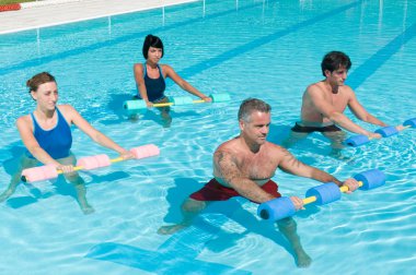 Aqua Spor fitness egzersiz ile su halter