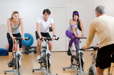 Spinning egzersiz dersi ile