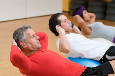 Mekik yapmak fitness sınıfı