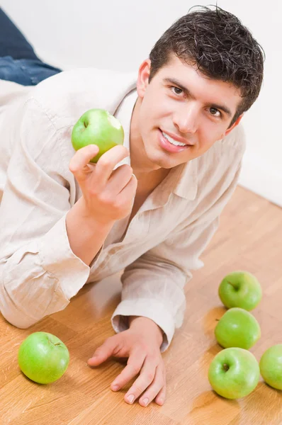 Uomo mangiare mele — Foto Stock