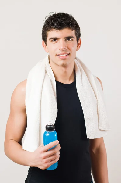 Enerji içeceği ile atletik erkek gülümseyen — Stok fotoğraf