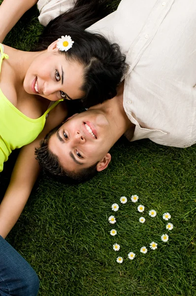 Jovem casal apaixonado — Fotografia de Stock