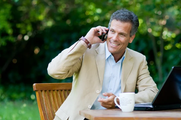 Homme d'affaires sain travaillant en plein air — Photo