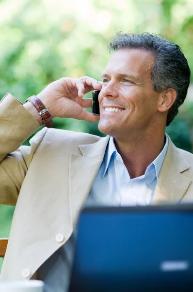 Affärsman på telefonen utomhus — Stockfoto