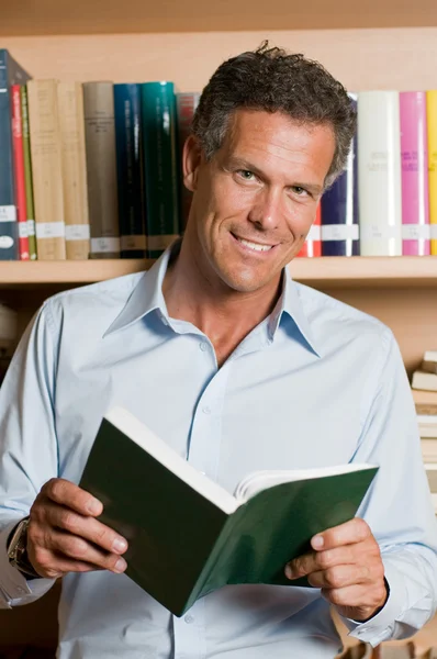 Homme mûr dans la bibliothèque — Photo