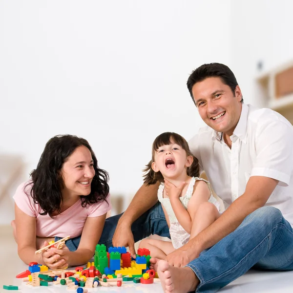 Família feliz brincando com blocos — Fotografia de Stock