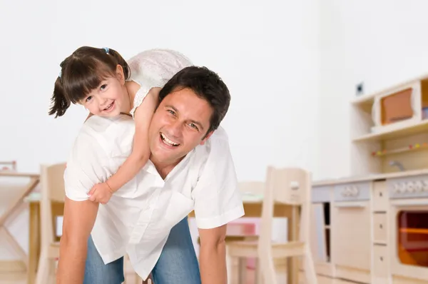 Vader en dochter spelen samen — Stockfoto