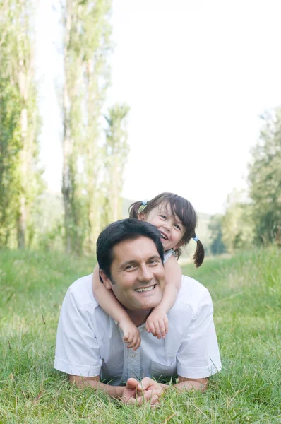 Vater und tochter haben spaß — Stockfoto