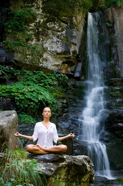 Femme faisant du yoga dans la nature — Photo