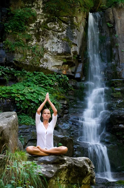 Ung kvinna gör yoga i naturen — Stockfoto